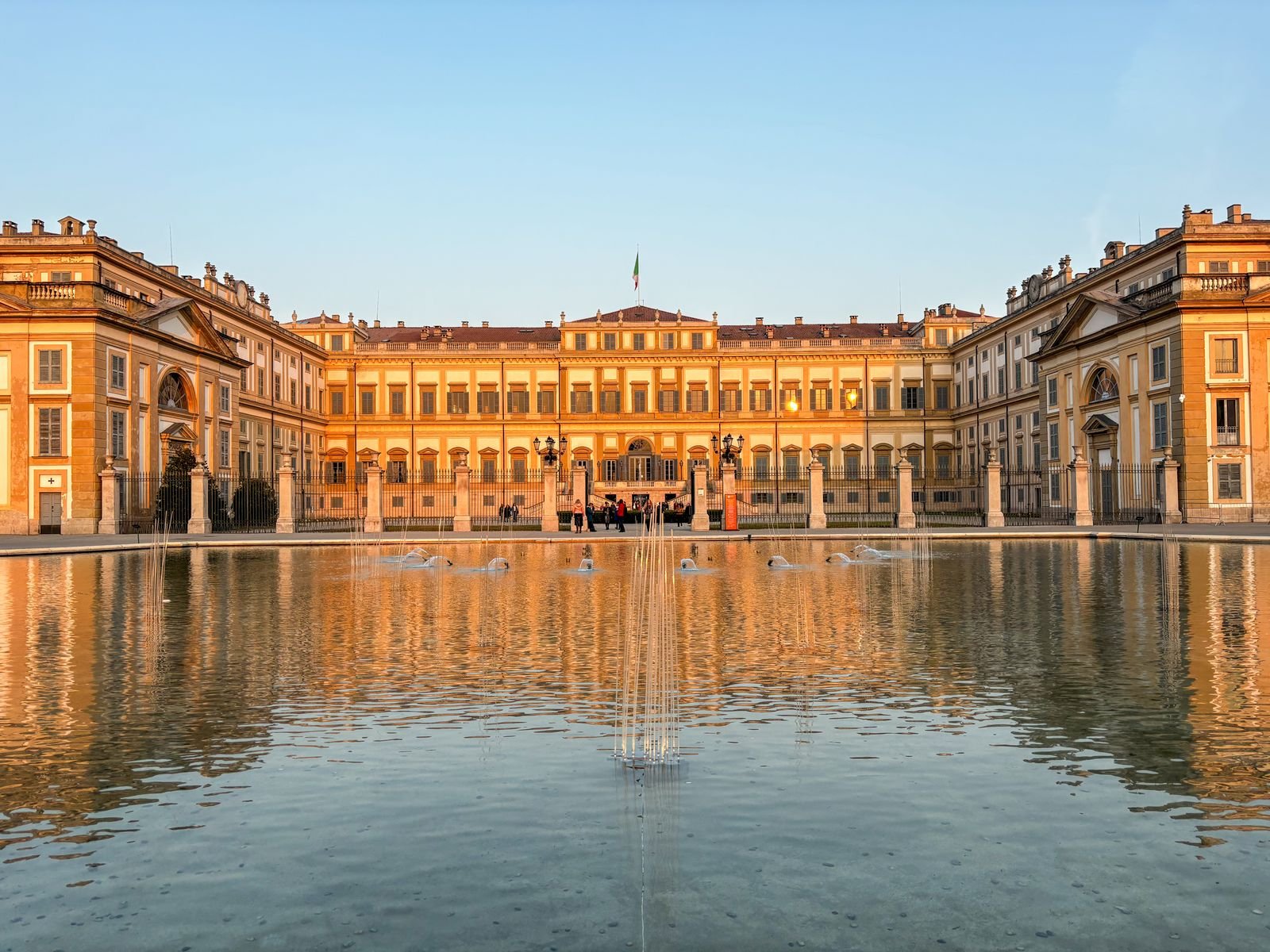 La Villa Reale di Monza al tramonto — da qui partono i pazienti di Trapianto Capelli Tirana