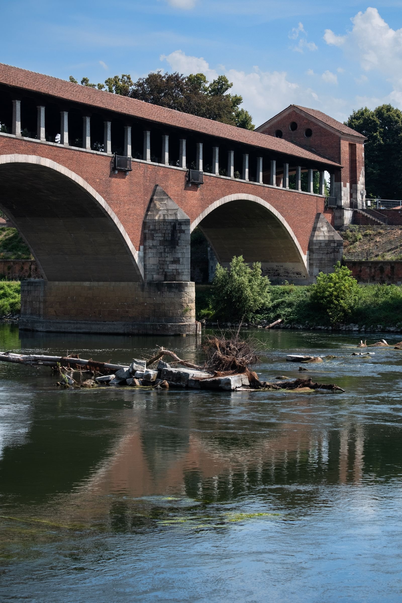 Il Ponte Coperto sul Ticino a Pavia — da qui partono i pazienti di Trapianto Capelli Tirana
