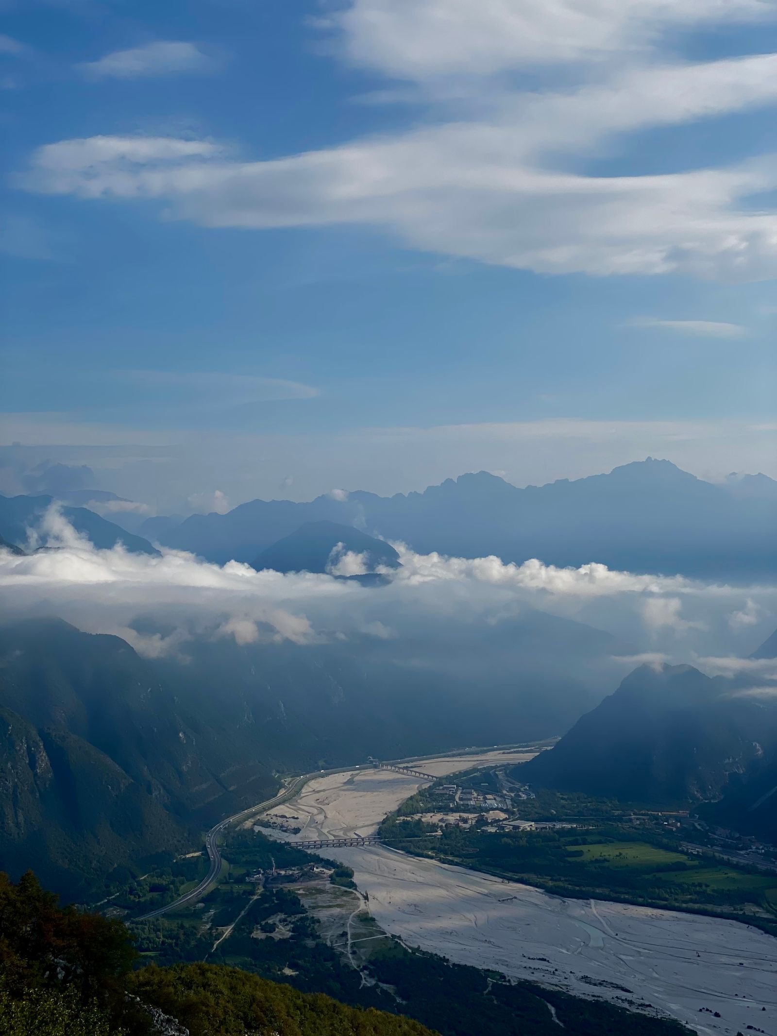 La Valtellina vista dall'alto, vigneti e montagne — da qui partono i pazienti di Trapianto Capelli Tirana