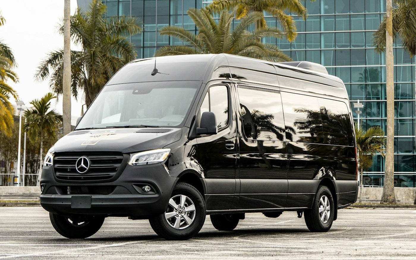 Il van Mercedes nero dei transfer privati TrapiantoCapelliTirana